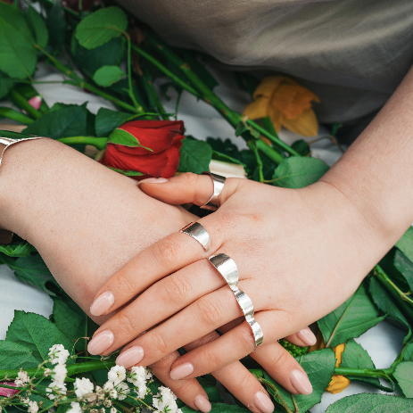 Water collection Thumb ring in silver and handring crossingall fingers and wrapping the index finger