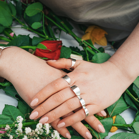 Water collection Thumb ring in silver and handring crossingall fingers and wrapping the index finger 